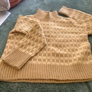 Everlane beautiful sweater haven’t worn. Bought grey also lovely